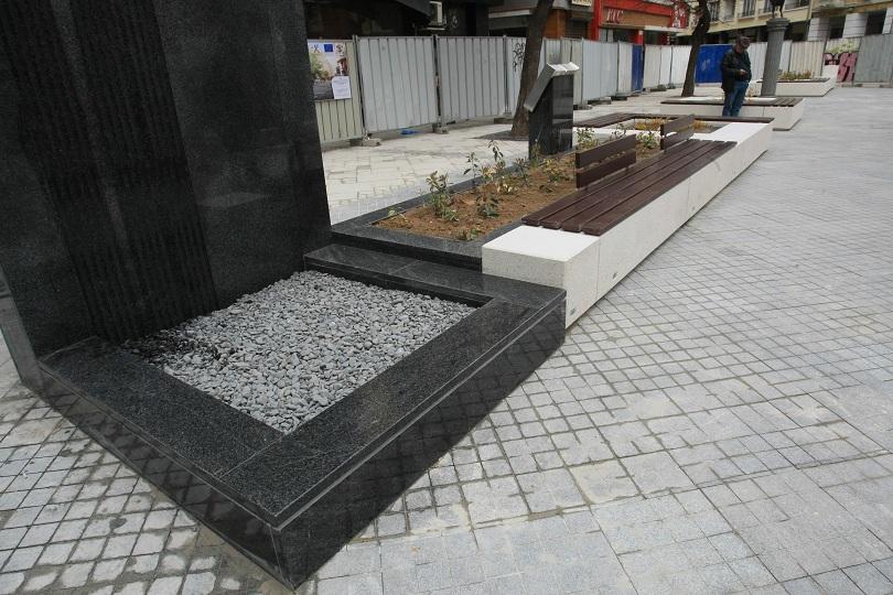 Демонтират "водната стена" на площад „Гарибалди“