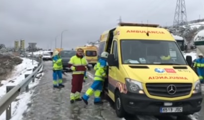Най-малко 35 души са ранени при верижна катастрофа заради снежна буря в Испания