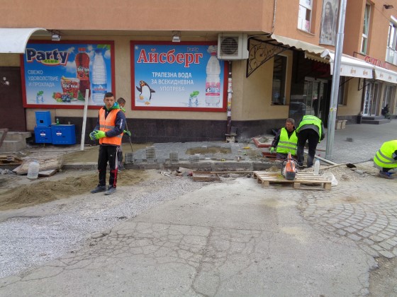 Подменят тротоарните настилки в „Горна баня”