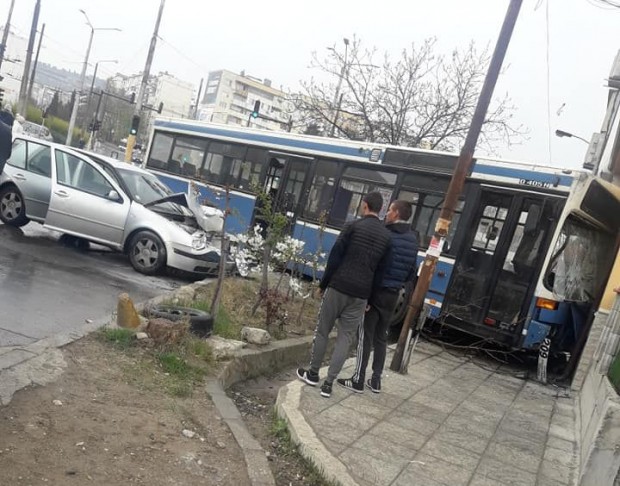 Автобус се заби в къща