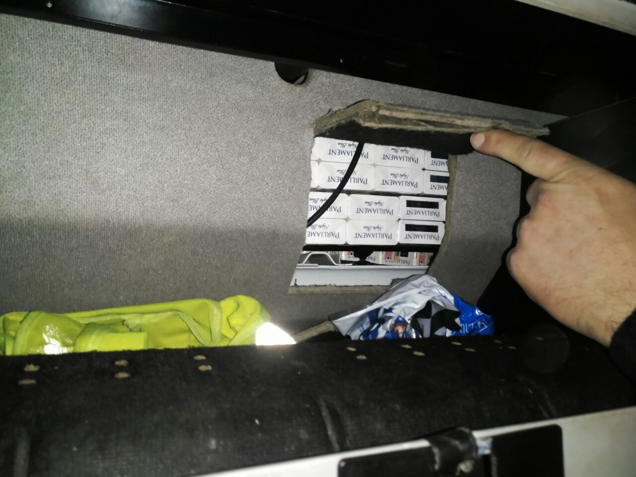 28 080 къса контрабандни цигари в тайници на товарни автомобили откриха митничари на "Капитан Андреево"