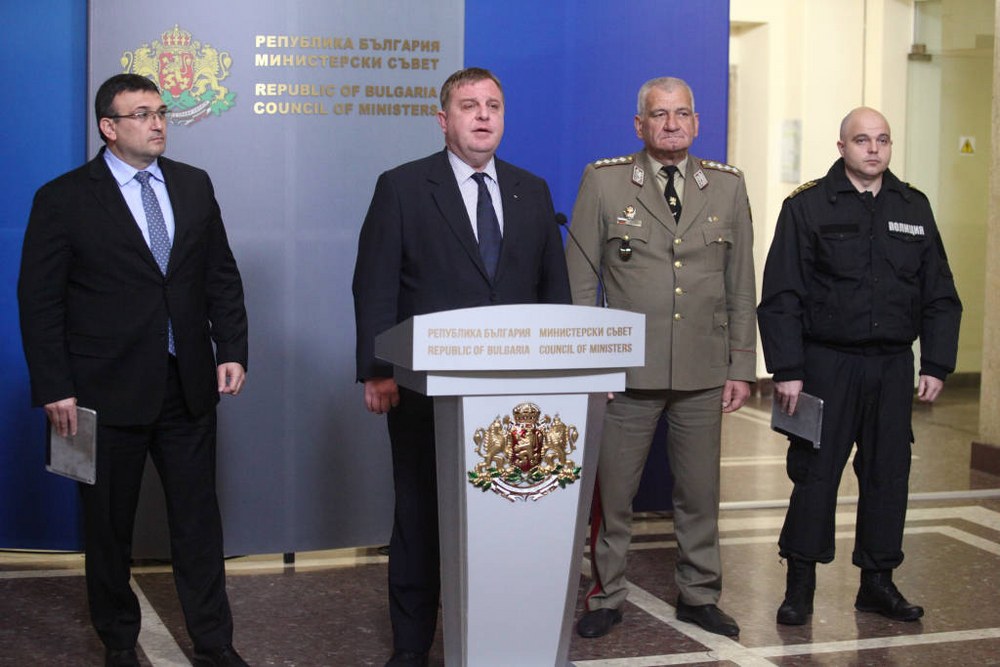 Подсилват границата с жандармерия, в готовност е и военна транспортна техника