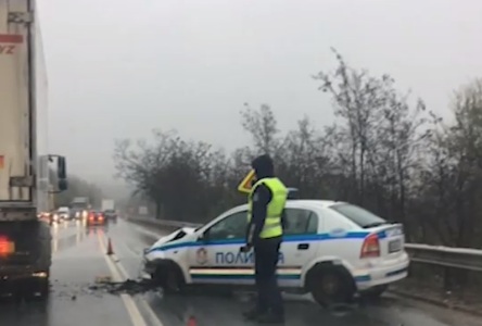 79-годишен мъж е загубил контрол над колата си и се е забил в патрулка край Ябланица