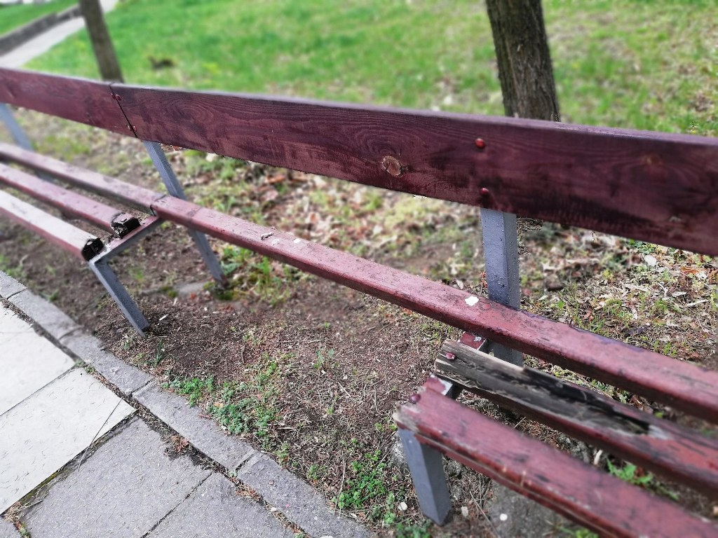 Монтират нови пейки в двора на МБАЛ – Благоевград