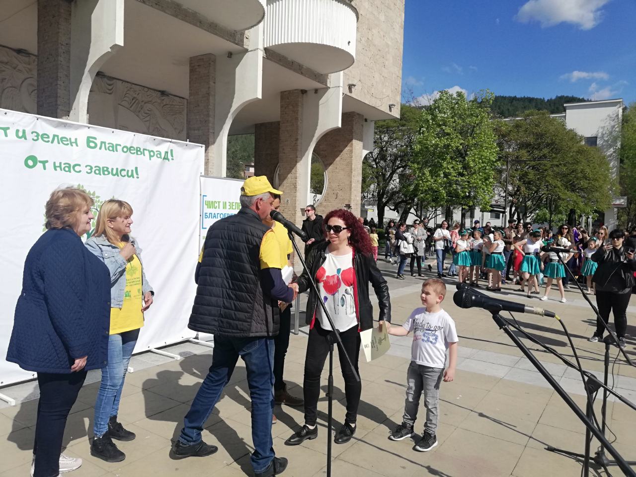 Активни участници в кампанията „Чист и зелен Благоевград!“ получиха ваучери за пейки