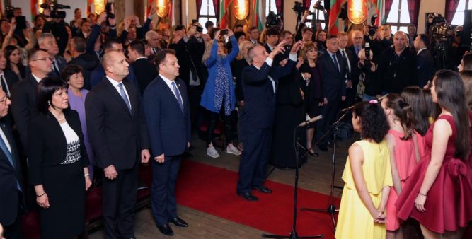 Президентът Румен Радев връчи плакет „Св. Св. Кирил и Методий“ на читалище „Надежда“ в Търново