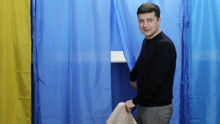 Владимир Зеленски води убедително на президентските избори в Украйна