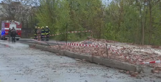 Багер бутна опасната ограда на поделение в Хасково
