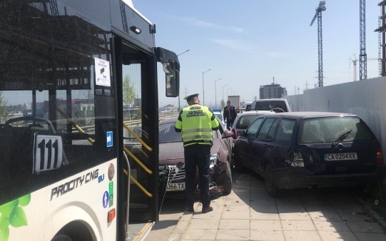 Автобус се заби в кола на Околовръстното шосе в София