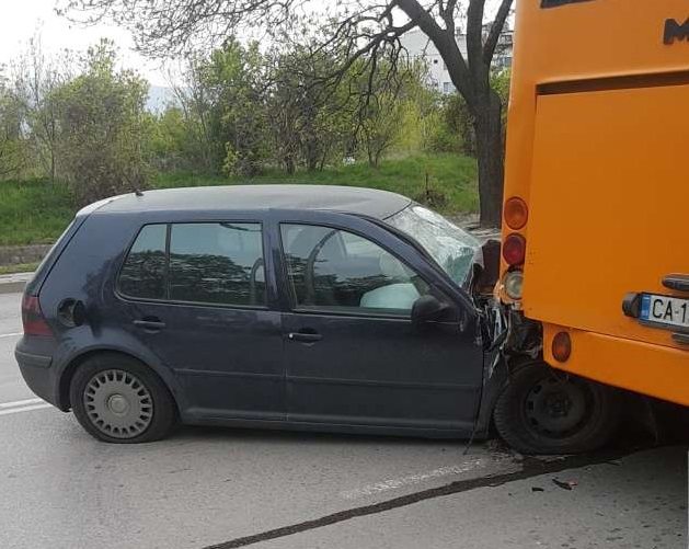 Голф влезе под автобус в столичния квартал "Надежда"