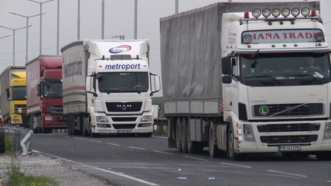 Утре спират камионите над 12 тона по автомагистралите