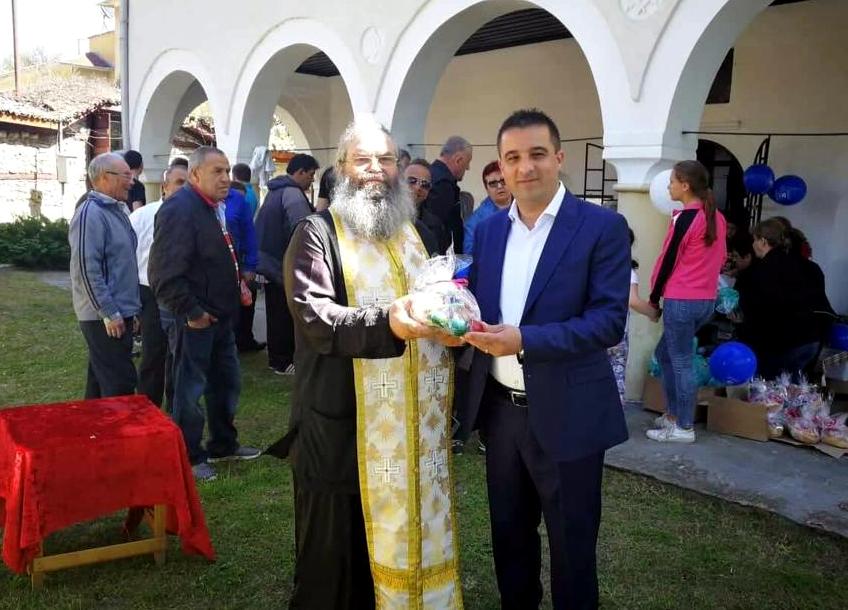 Кметът на Върбица с Великденски курбан за здраве