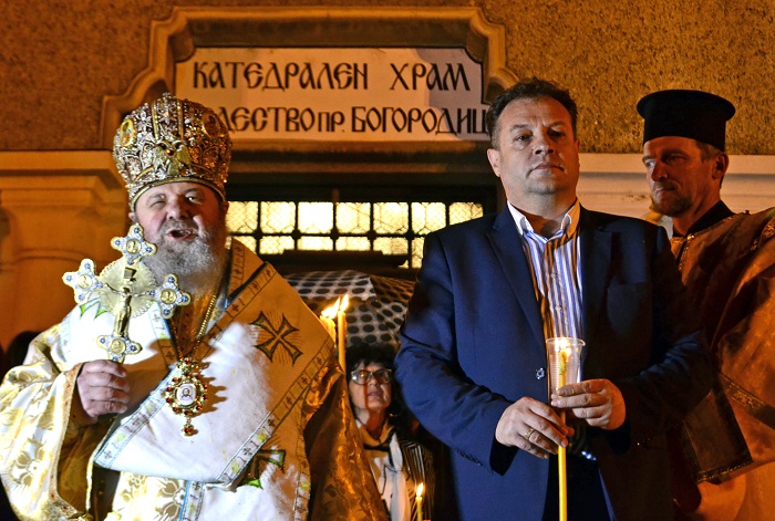 Велико Търново посрещна Възкресение Христово в катедралния храм