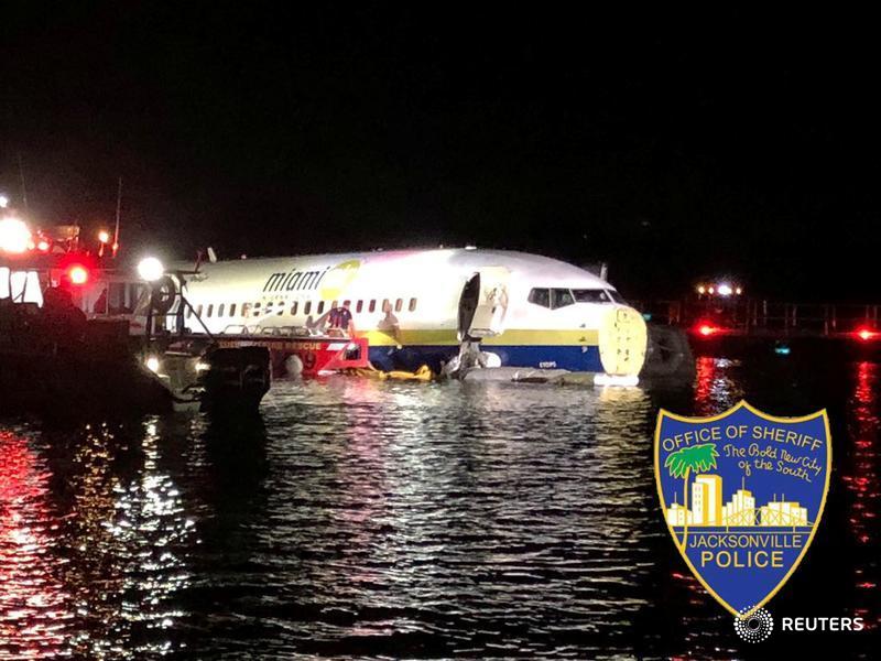 Самолет Боинг 737 със 136 пътници на борда падна в река в щата Флорида, няма пострадали