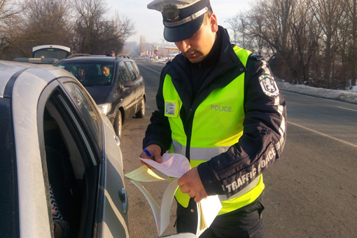 20-годишен самоковец спретна гонка с полицията, удари патрулка