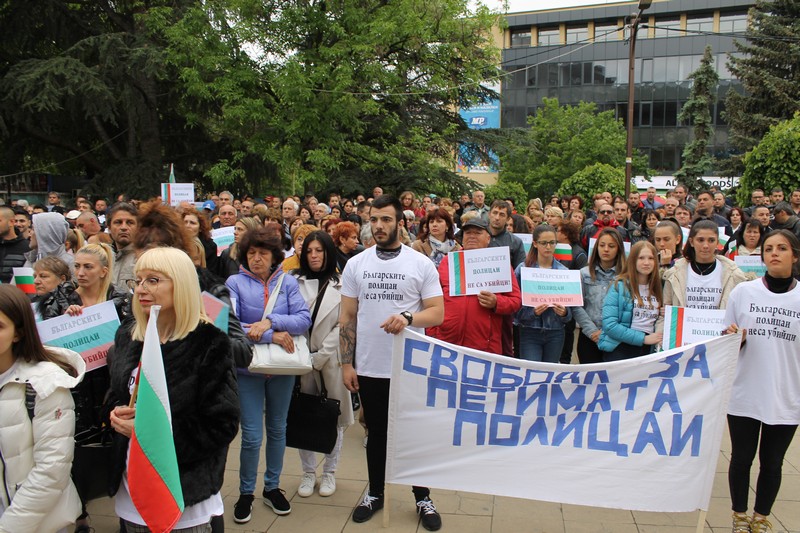 Стотици се събраха на протест в защита на  осъдените полицаи по делото “Чората“ (СНИМКИ)
