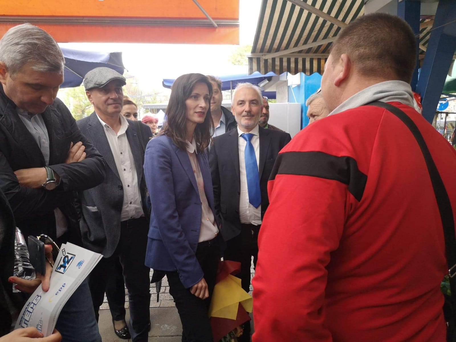 Водачът на листата на ГЕРБ и СДС Мария Габриел посети Женския пазар в София