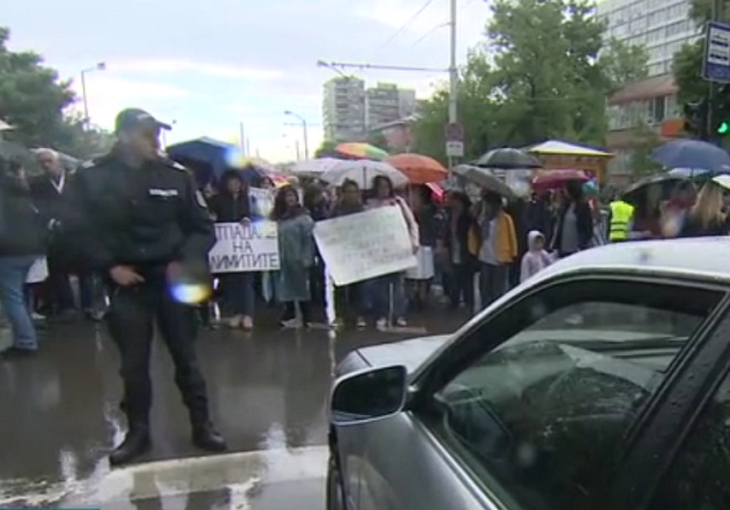 Педиатри блокираха булевард в София в знак на протест