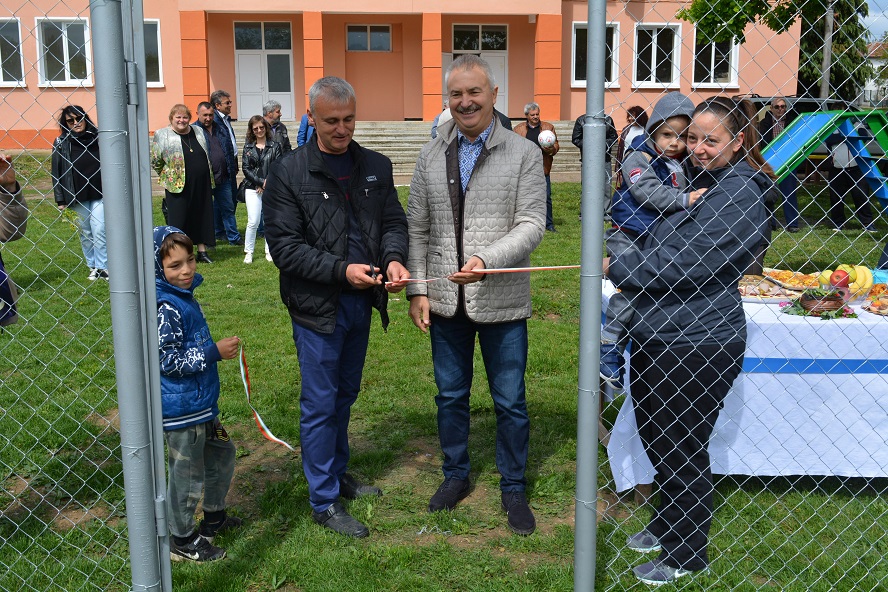 Футболна площадка зарадва децата в село край Монтана