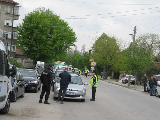 Спецпрокуратурата поиска задържане под стража на петимата екстрадирани от Румъния телефонни измамници