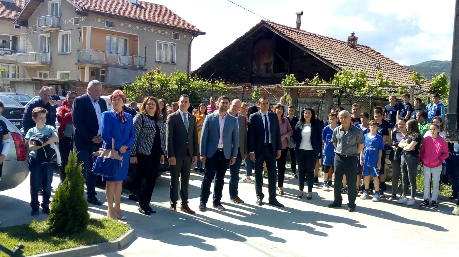 Кандидатите евродепутати на ГЕРБ и СДС Андрей Новаков и Илия Лазаров откриха ремонтирана спортна зала в Белово