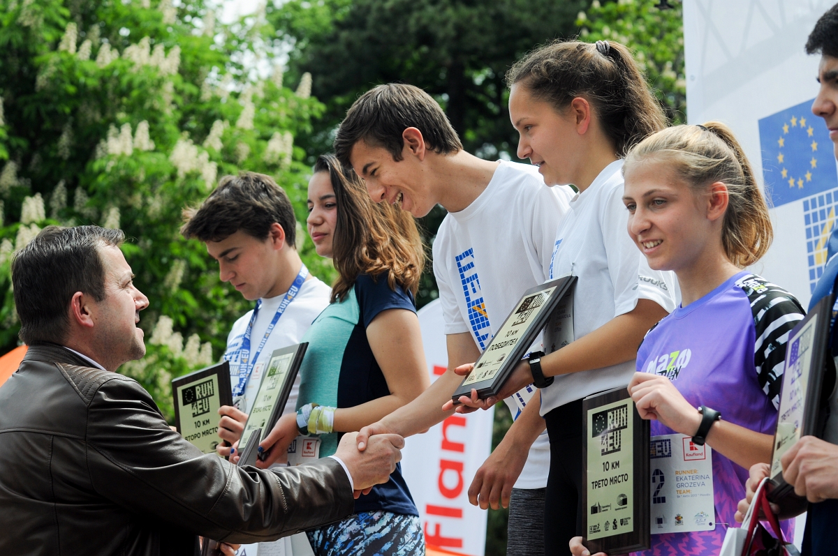 Огнян Златев награди победителите в ученическия маратон RUN4EU