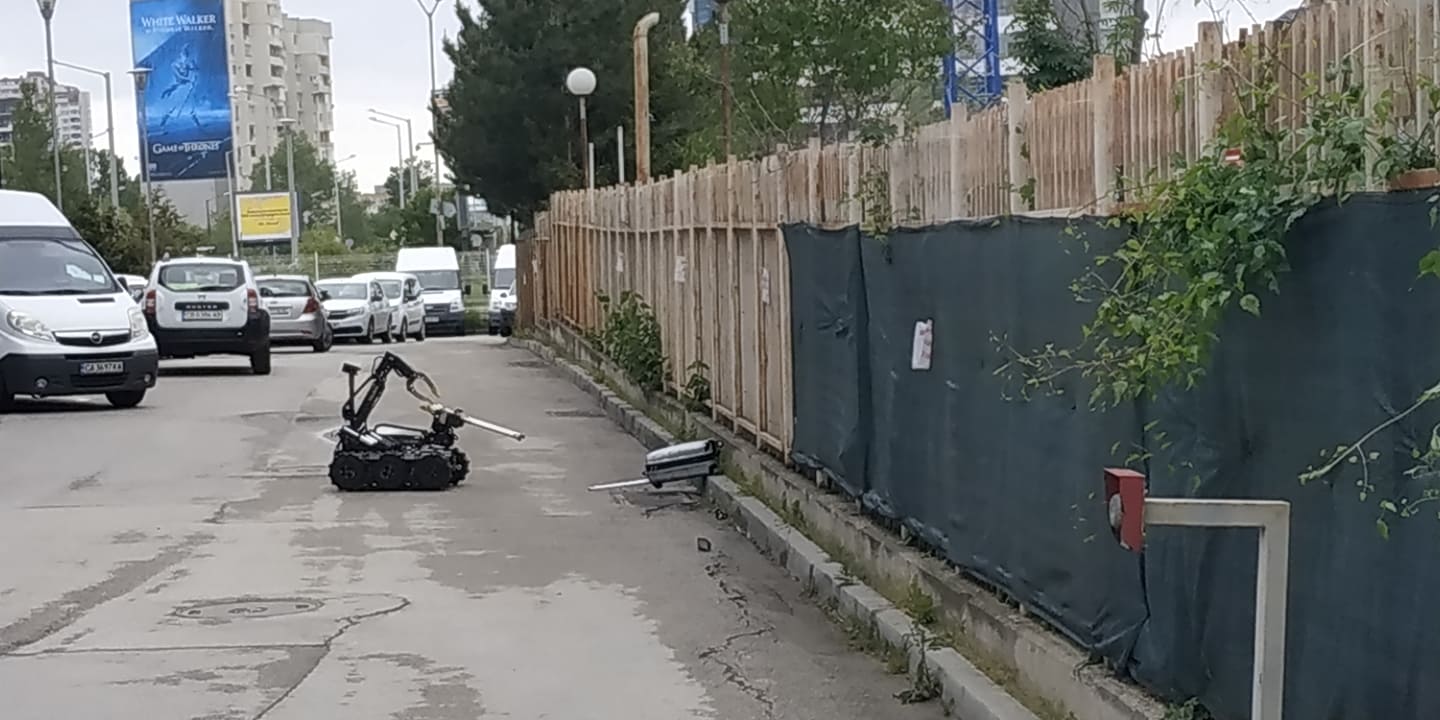Полицията обезвреди съмнителен куфар в Бизнес Парк София с робот (СНИМКИ и ВИДЕО)