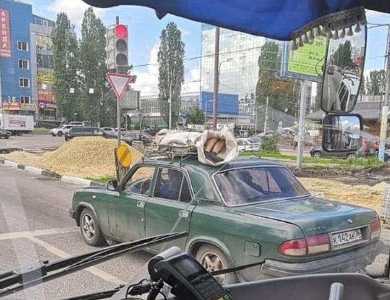 Труп в чувал на покрива на "Волга" разтърси социалните мрежи в Русия (СНИМКИ)
