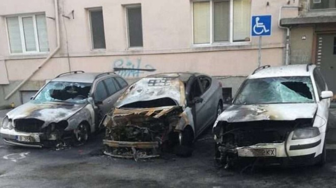 Пожар изпепели три леки коли във Варна