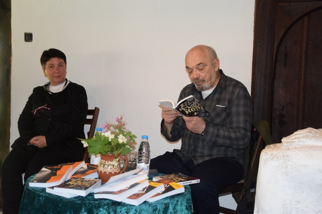 Еленчани се срещнаха с писателя Христо Карастоянов