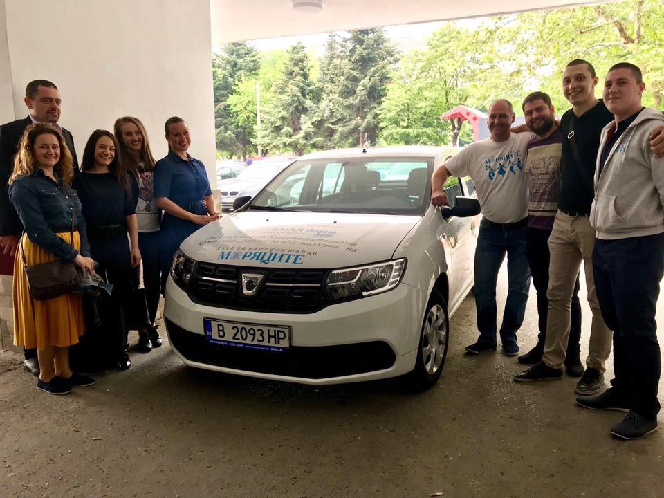 Танцьори дариха на АГ-болницата автомобил за бебета