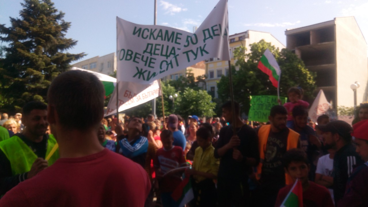 Цигани на бунт заради спряна вода в Бургас