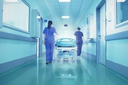 В стабилно състояние е жената, простреляна от бившия си мъж в Шумен
