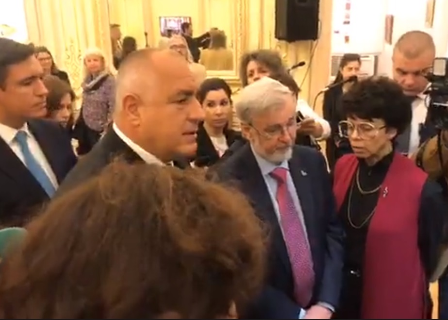 Премиерът Борисов разгледа меча и пръстена на хан Кубрат (ВИДЕО)
