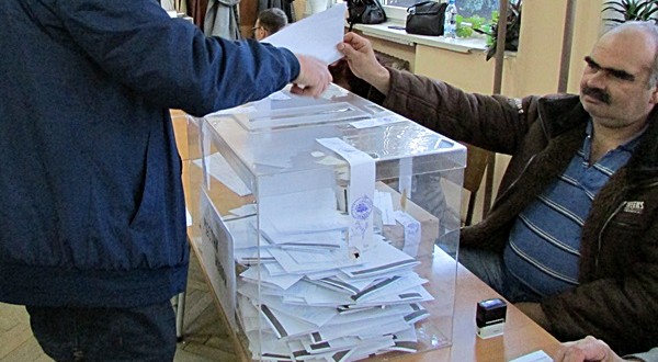 Избирателната активност към 11 часа в страната е 10,1%
