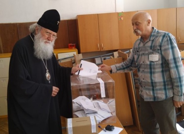 Патриарх Неофит сподели надеждите си изборите да минат мирно и без проблеми, след като гласува за ЕП