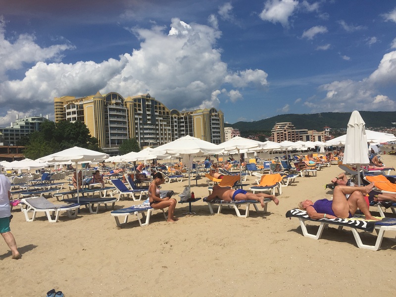 Мощни лампи и жива охрана пазят Централния плаж в Слънчев бряг