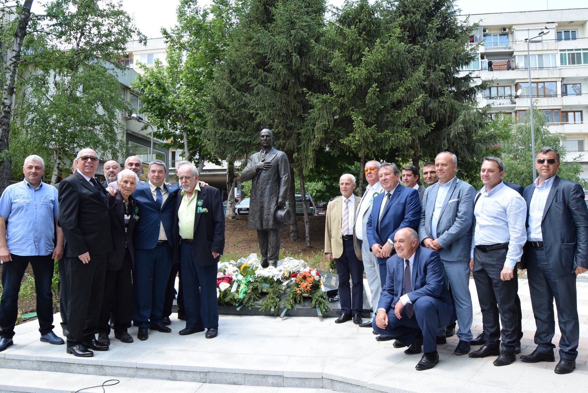 Издигнаха паметник на Атанас Буров в Горна Оряховица