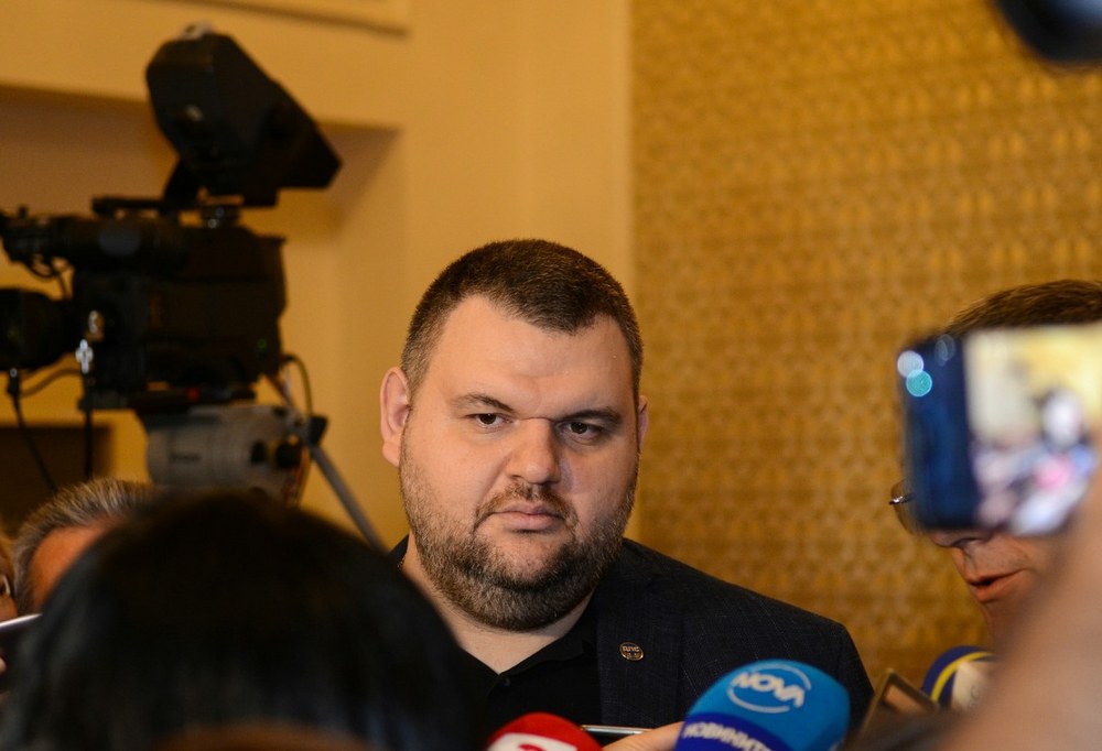 Делян Пеевски в НС: Обмисляме законопроекти за сваляне на ДДС на хляба и лекарствата