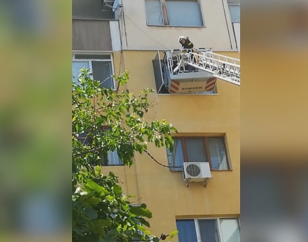 Пожарникари влязоха през прозореца на баба, получила хипертонична криза в Стара Загора