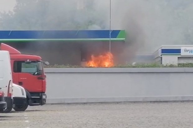 Кола пламна до колонката с газ на столична бензиностанция (ВИДЕО)
