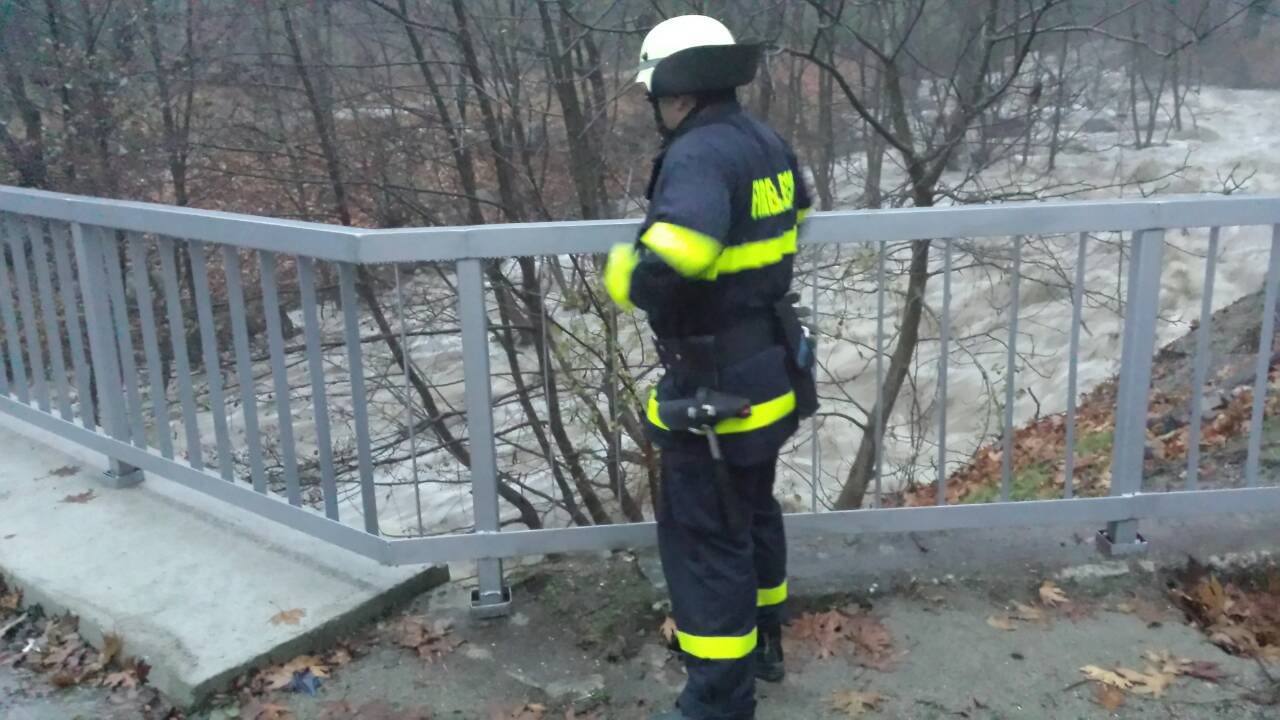 Екипи на пожарната се борят с последиците от пороите в Пловдив и Стара Загора