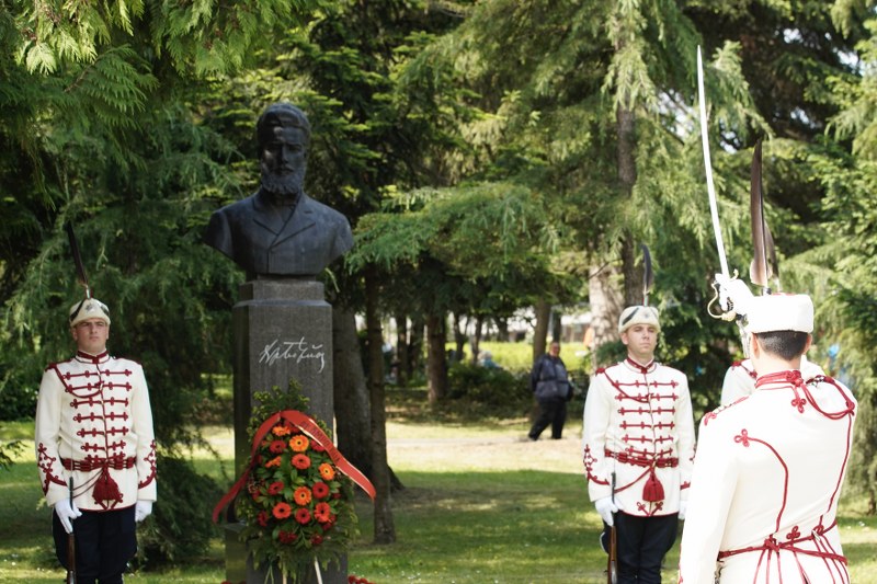 Почетоха паметта на Ботев пред паметника му в Борисовата градина (СНИМКИ)