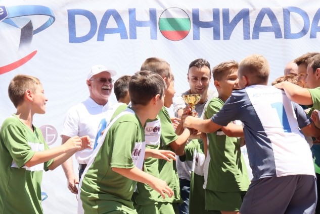 Бербатов връчва купата на победителите в турнира "Данониада"