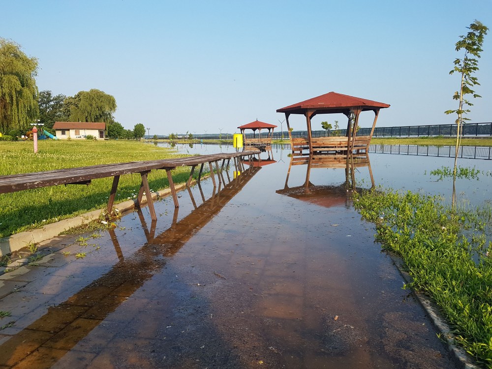 Дунав заля парка на Лом, спират кранове в порта (СНИМКИ)