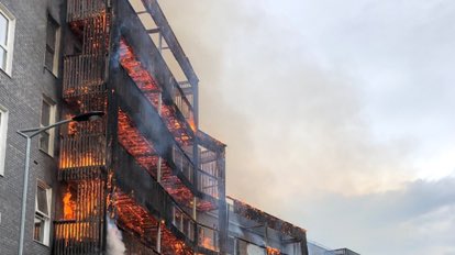Пожар изпепели новопостроен жилищен блок в източната част на Лондон