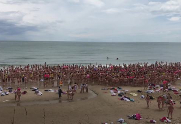1800 жени влязоха голи в морето заради благотворителна кампания (ВИДЕО)