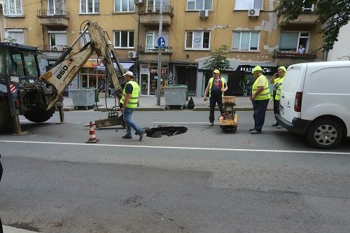 Дупка се отвори на платното на ул. "Раковски" в столицата