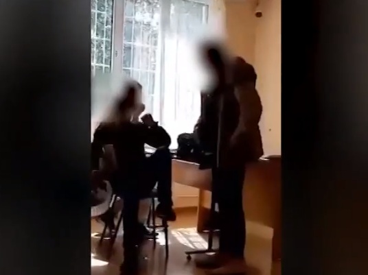Учителка удря ученик с кошче за боклук по време на час в Пирдоп