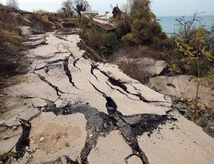 Свлачища подкопават село в Златаришко